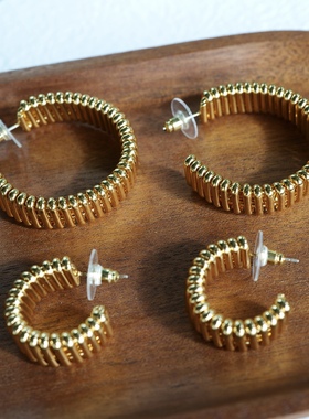 编织线条。闪亮金色宽C字耳环925银针时髦简约高级个性百搭气质