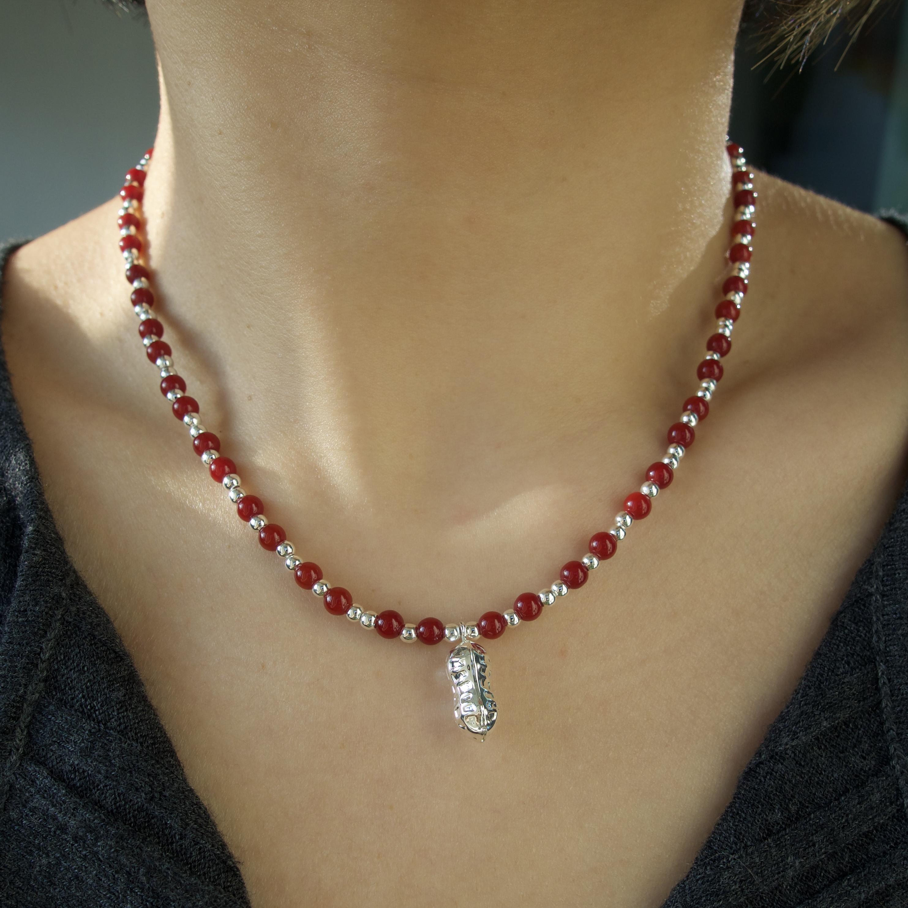 好事花生。亮眼红色人造珍珠银豆吊坠项链时髦个性秋冬节日氛围