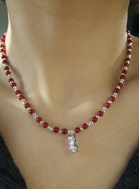 好事花生。亮眼红色人造珍珠银豆吊坠项链时髦个性秋冬节日氛围