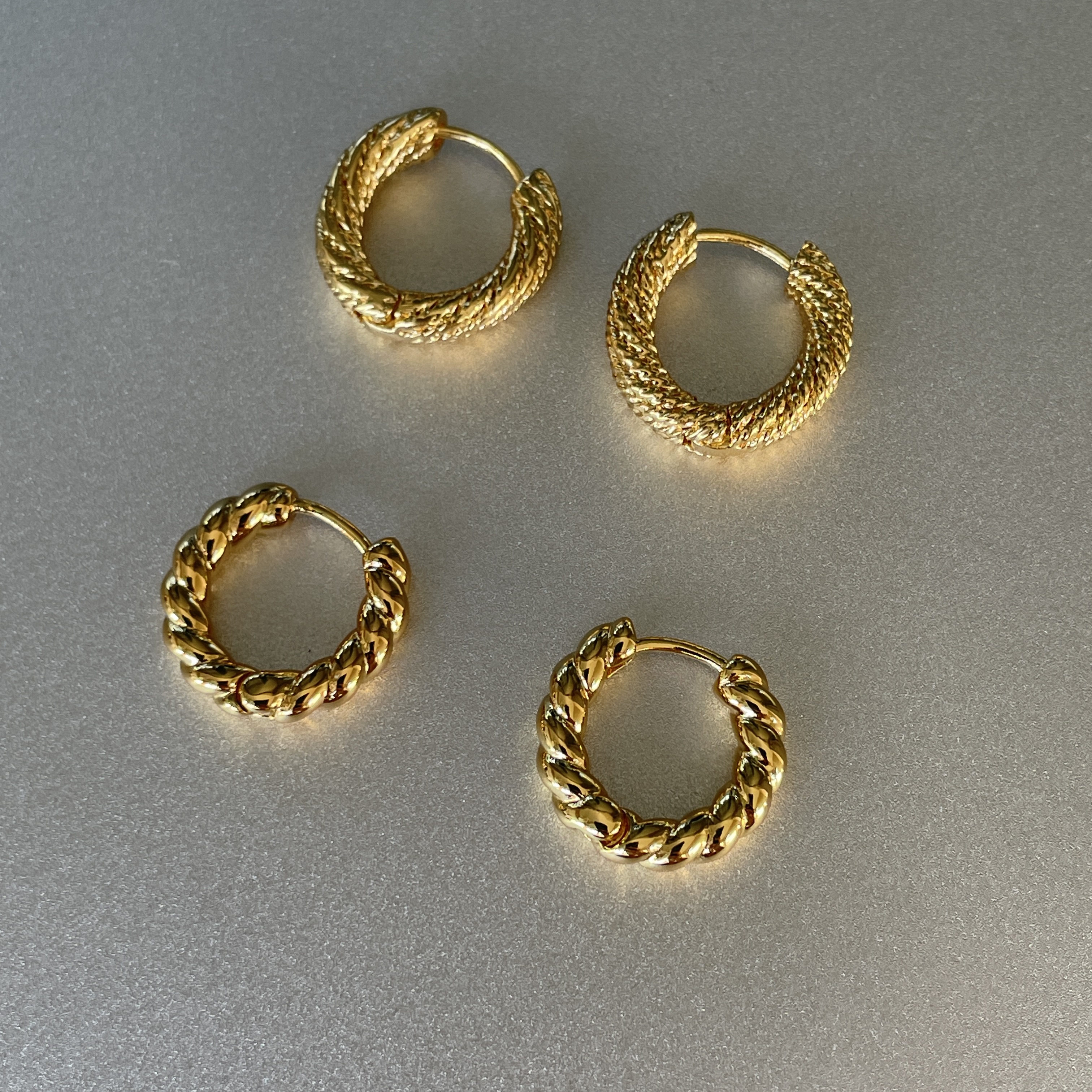 麻花扭扭。闪亮金色基础款小耳扣圆环百搭简约时髦百搭日常通勤