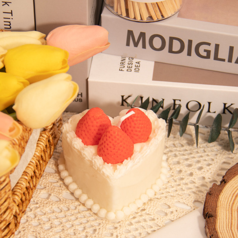 "莓"你不行》草莓蛋糕香薰蜡烛爱心礼物送女友闺蜜小众卧室内香氛