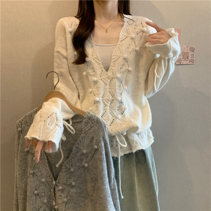 实拍2025秋冬新款设计感小心机镂空收腰针织衫女减龄时尚开衫上衣