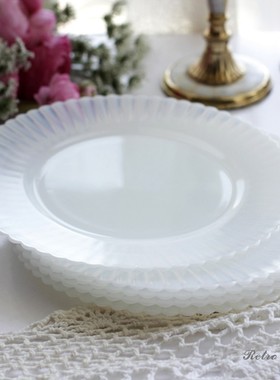 Retro中古美国MACBETH EVANS白色奶玻璃花瓣边甜品盘餐盘平盘圆形