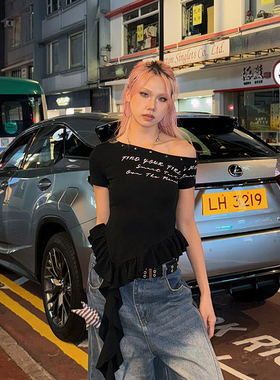 YAMMYUKI美式复古辣妹铆钉斜肩短袖T恤字母印花修身蕾丝拼接上衣