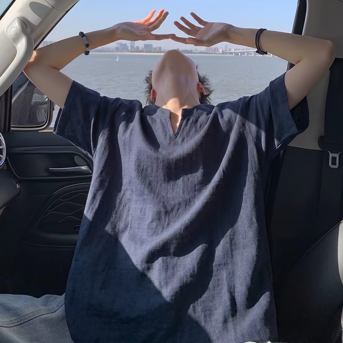 纯色简约老钱风仿麻v领短袖男夏图片