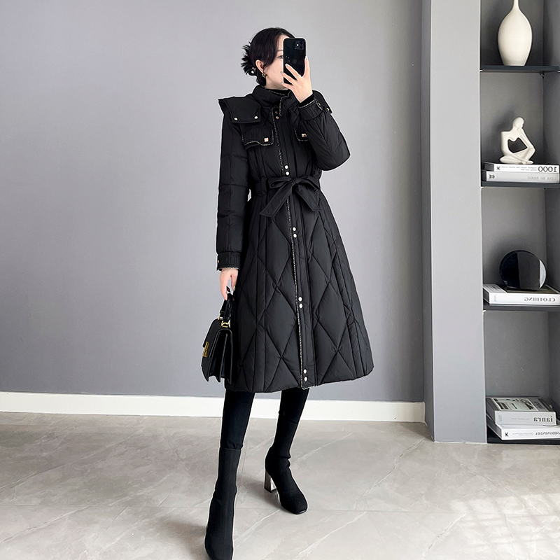 2025新款女装冬季修身收腰中长款羽绒服女黑色菱形格过膝外套连帽