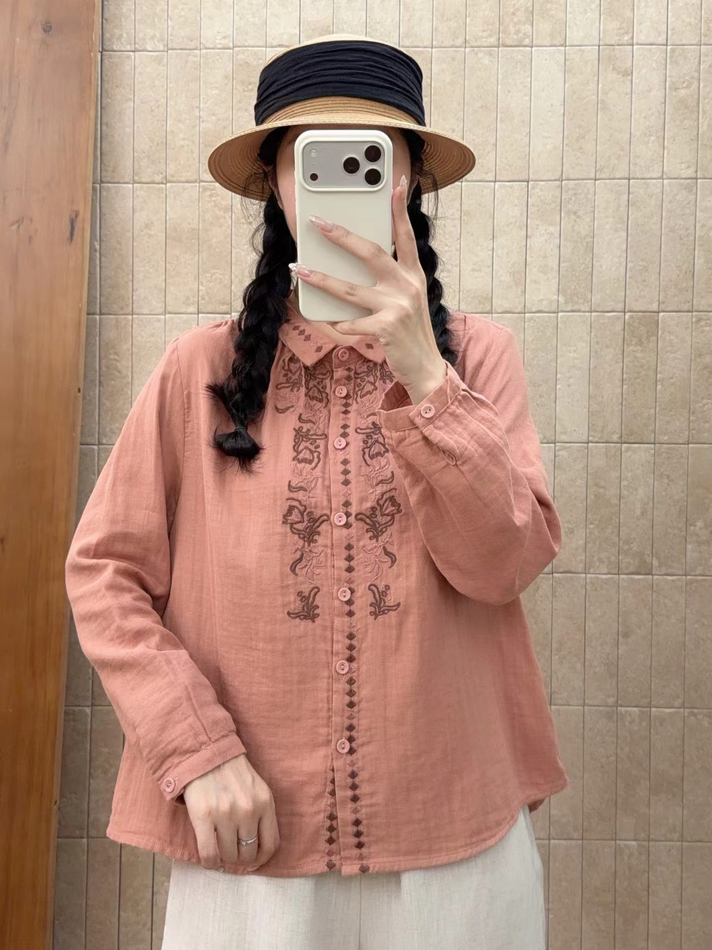 เสื้อเชิ้ตปักลายผ้าสาลูฝ้ายสองชั้น รุ่นใหม่ฤดูใบไม้ร่วงปี 2026 เสื้อผ้าลำลอง ใส่ได้หลากหลาย ทรงสลิมฟิต กระดุมหน้าเดียว คาร์ดิแกนหรูหราสำหรับสตรี