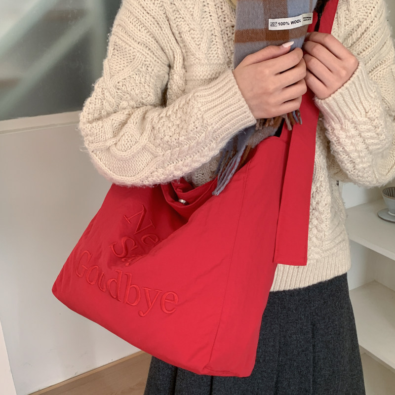 韩系慵懒风红色字母刺绣帆布包女2025新款斜挎包百搭大容量通勤包