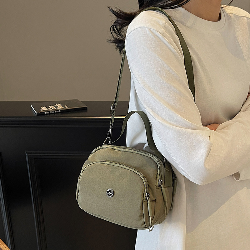 多隔层拉链小方包女2025新款百搭帆布枕头包外出轻便通勤斜挎包