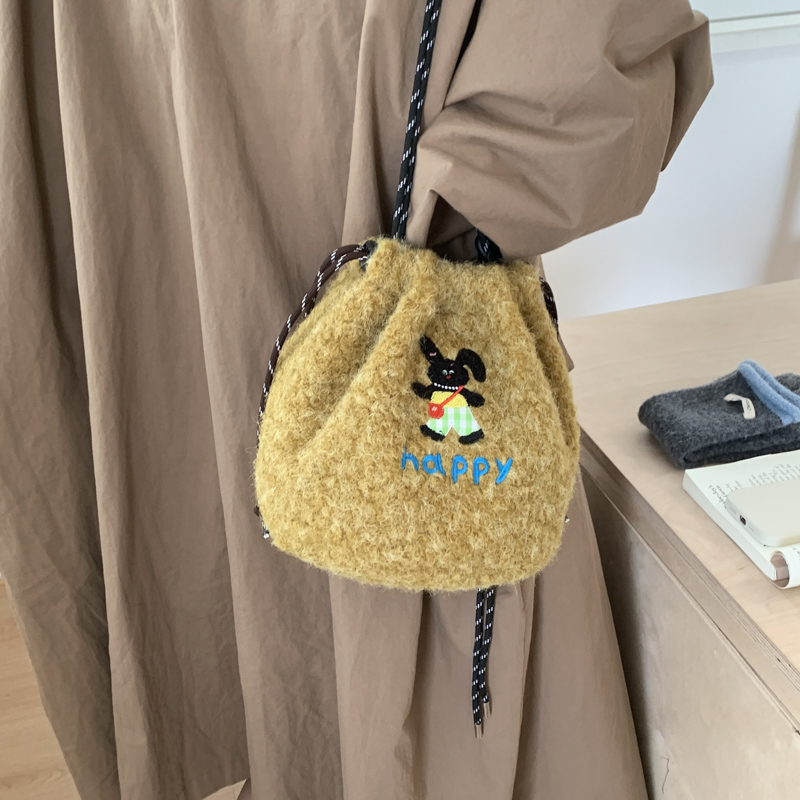 可爱卡通刺绣毛毡水桶包