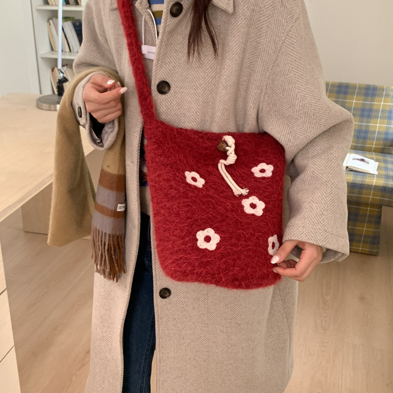 韩版花朵编织红色单肩包女2025新款大容量通勤包毛绒斜挎水桶包