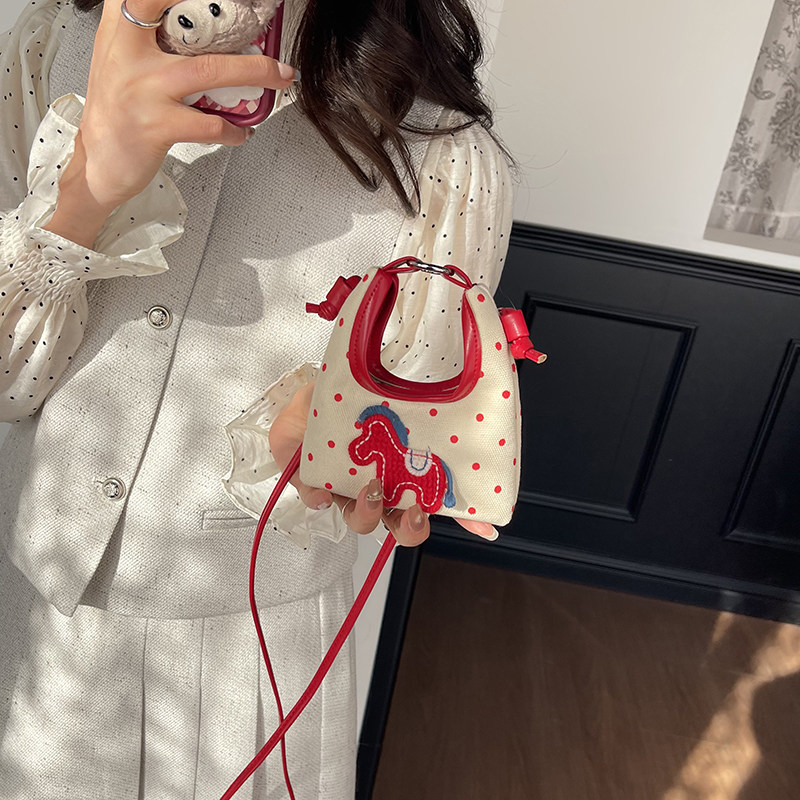 可爱小马刺绣波点mini三角包女高级感小众少女风斜挎手拎口红包