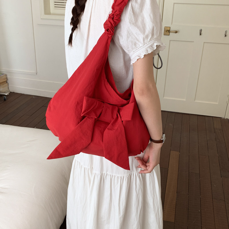 2026新款韩系小众蝴蝶结云朵包女慵懒风大容量百搭红色斜挎布包