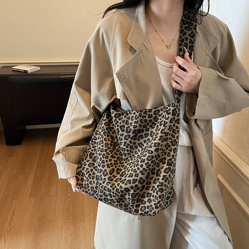 豹纹帆布包女2025新款时尚百搭单肩包大容量通勤斜挎包轻便腋下包