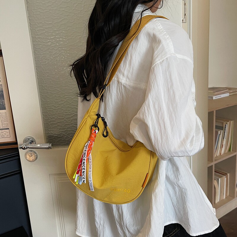 斜挎精致饺子包女2026新款轻便小挎包小众设计松弛感轻量化小布包