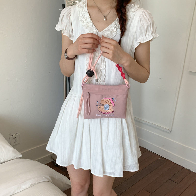 卡通刺绣尼龙手机包女2026新款简约斜挎小包包百搭超火夏季小布包