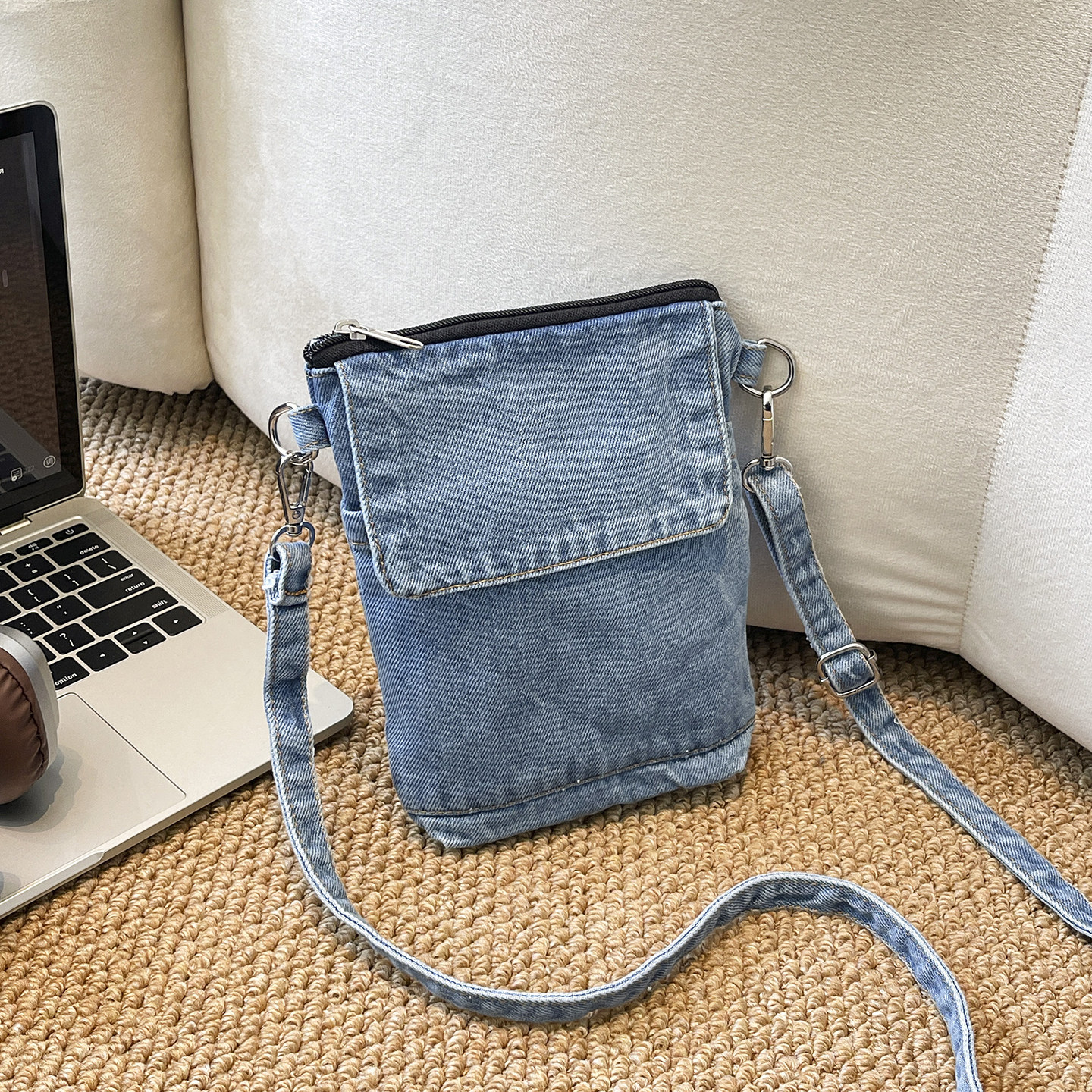 韩版复古牛仔布竖款手机包女2026新款包盖式轻便斜挎mini小包包