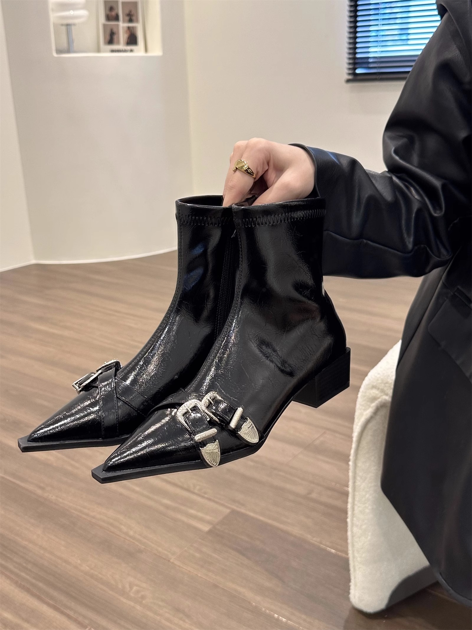 甜酷机车小众银黑配色超飒短靴子