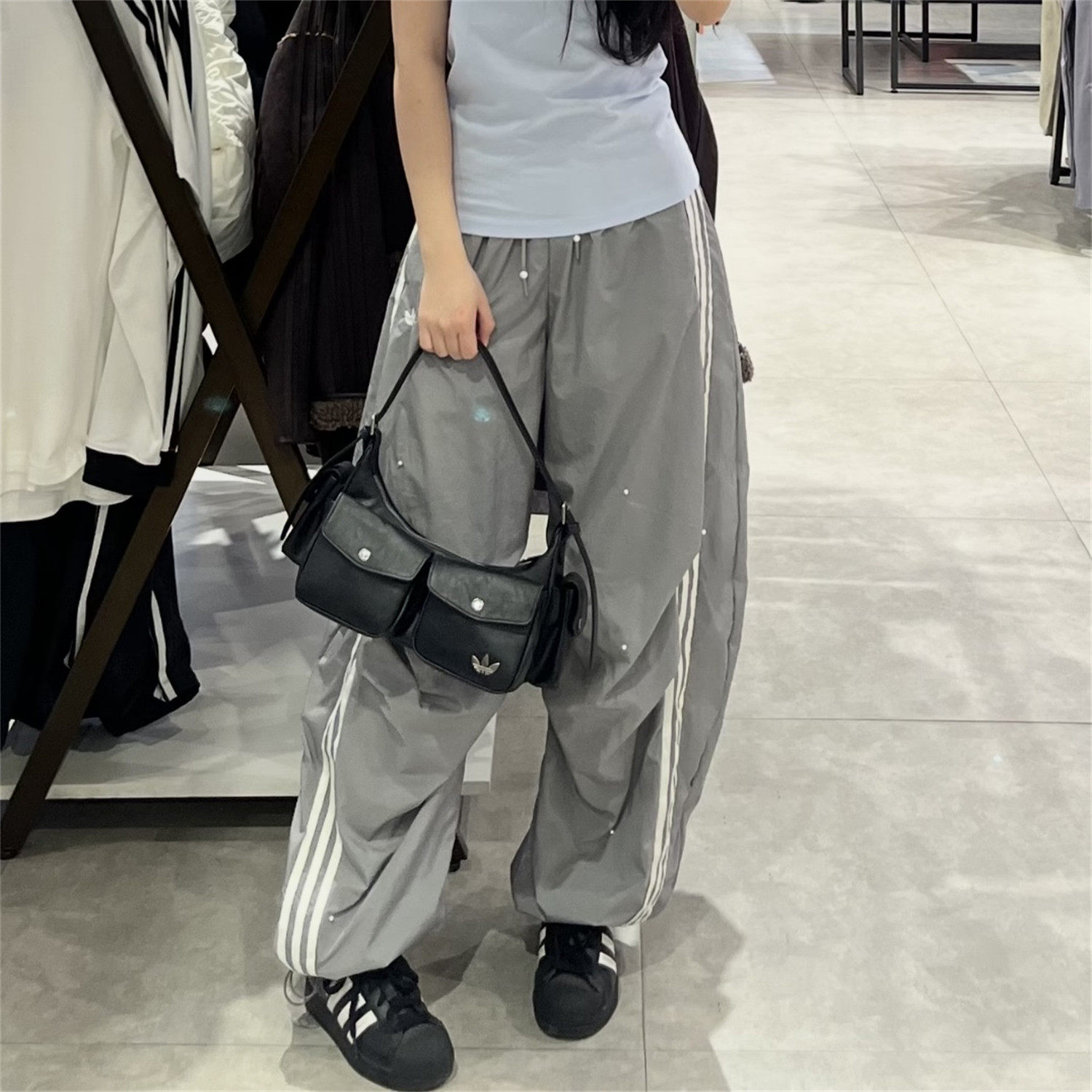 Adidas阿迪达斯三叶草女子运动宽松珍珠速干伞兵长裤KS2865KS2866