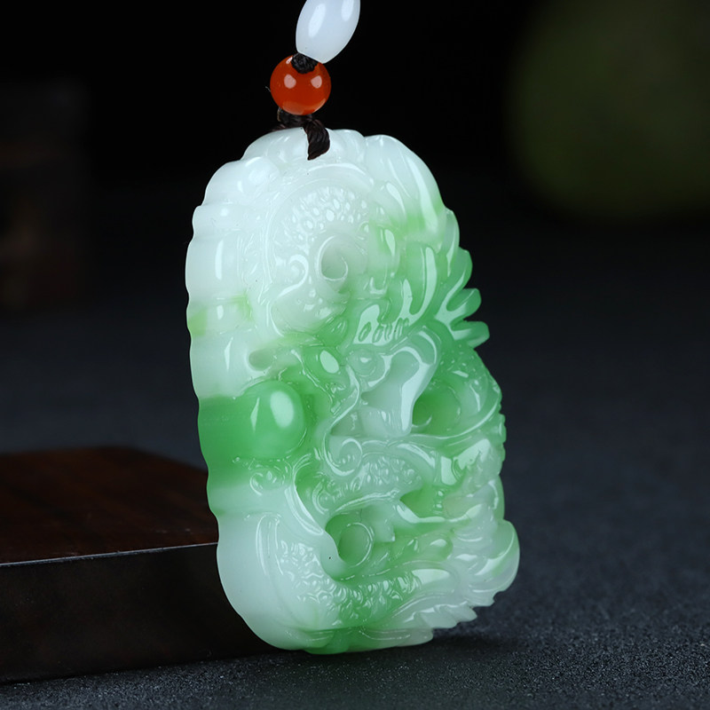 翠绿色十二生肖项链新疆和田玉