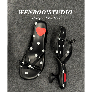休闲海边一脚蹬人字拖 新款 黑色波点蝴蝶结夹趾高跟凉鞋 女2026夏季