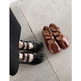 欧洲站复古分趾猪蹄鞋女2026春新款平底一字带设计感单鞋玛丽珍鞋
