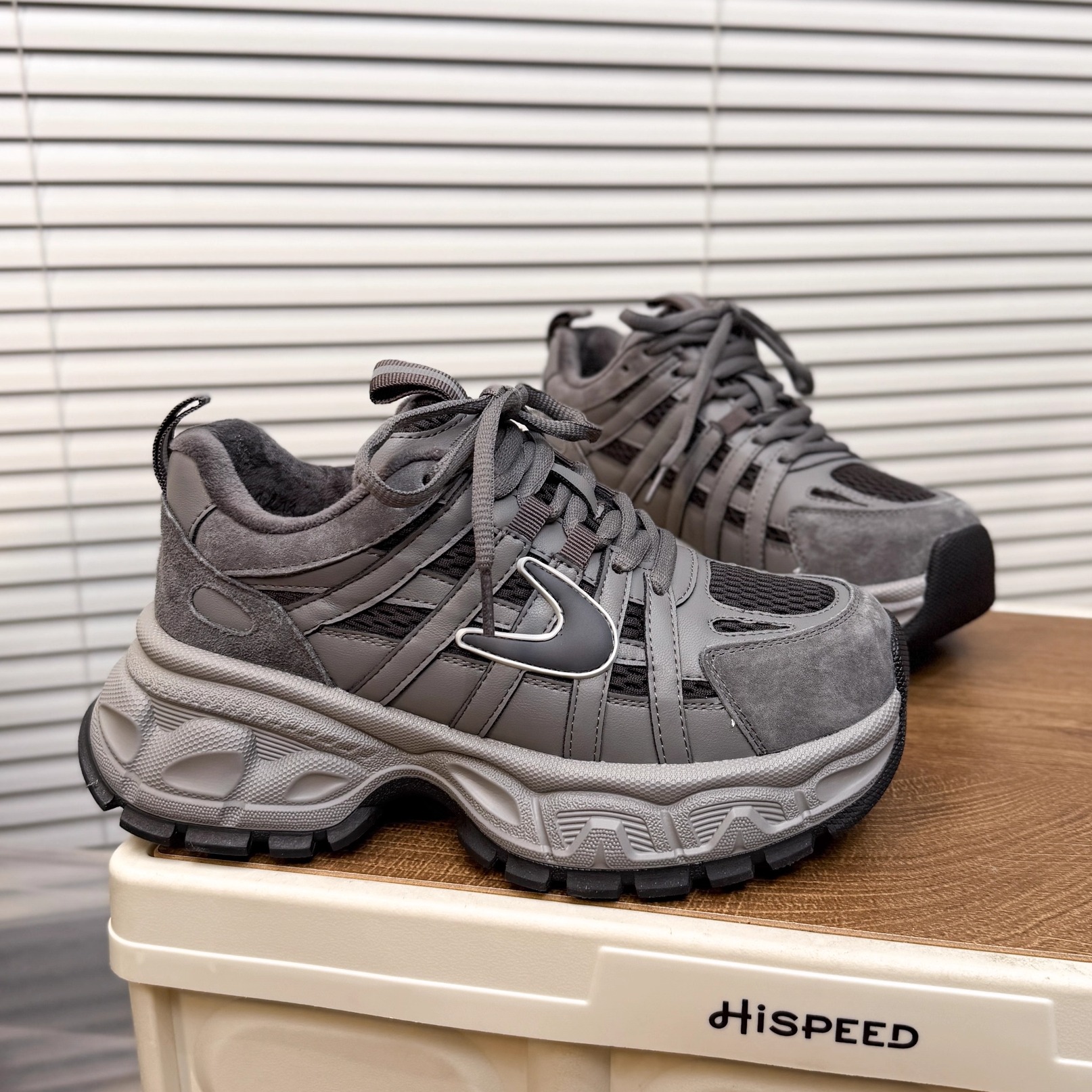 日本OFFCAT磨砂牛皮加绒老爹鞋女2025冬季复古系带百搭运动跑步鞋