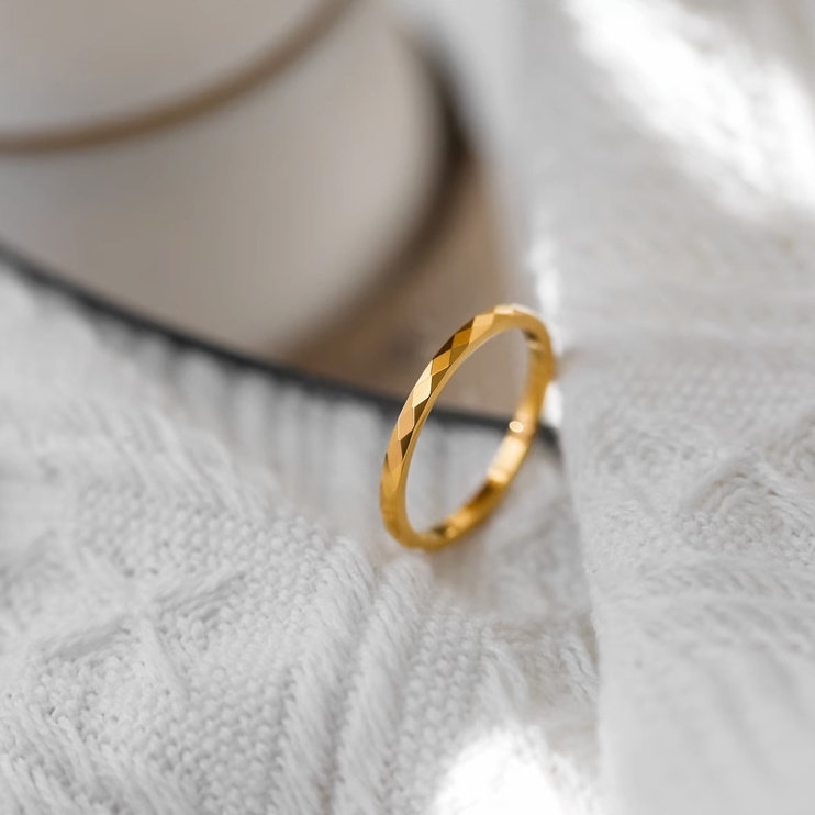 超闪多切面棱形钛钢戒指女