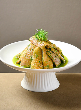 农家乐土菜馆高脚浅盘圆形陶瓷纯白立体饭店餐具炒菜热菜特色盘子