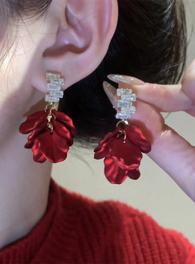 2025年新款红色花朵耳环女轻奢小众设计感法式耳坠银针高级感耳饰