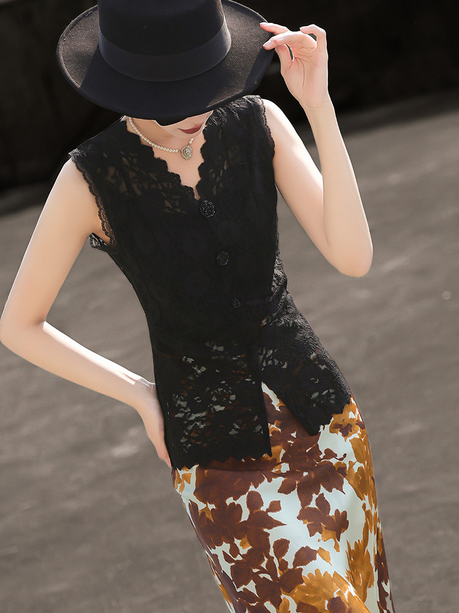 Lancer's 2026 summer collection features a stylish French layering V-neck top with a base layer and a sleeveless lace cutout thumbnail 2