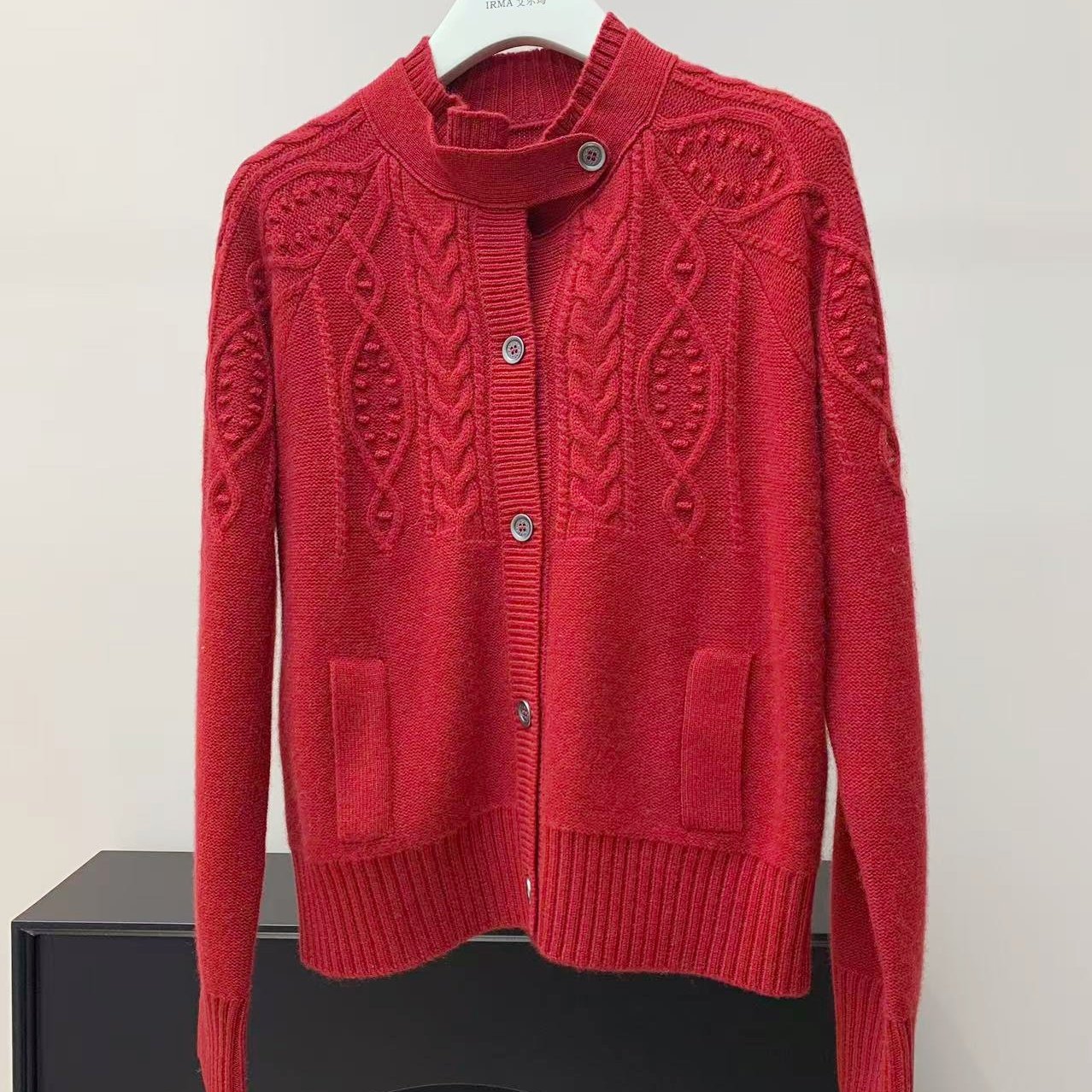 复古立领扭花纹红色针织开衫女