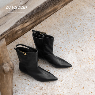 QIYUDUO-高级感尖头短靴女猫跟小牛皮气质中筒靴百搭黑色真皮靴子