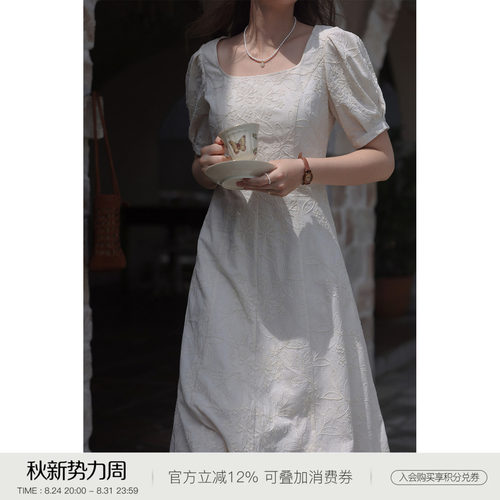 法式复古方领米色绣花收腰连衣裙