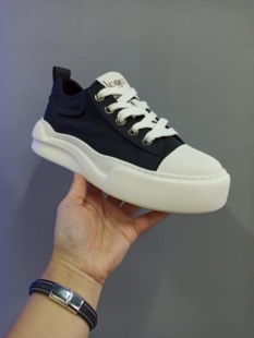 百搭年轻时尚休闲男鞋经典黑白配色轻厚底舒适有范儿增高皮配布的