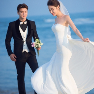 影楼主题海景礁石旅拍婚纱鱼尾抹胸缎面拖尾迎宾新娘韩版简约礼服