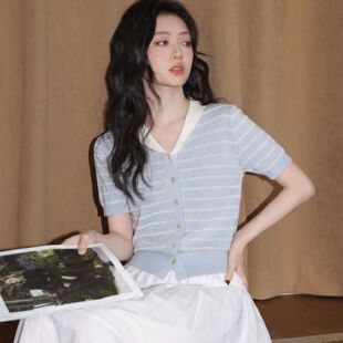 蓝色条纹冰丝针织短袖T恤女夏2026新款撞色V领镂空正肩半袖短上衣