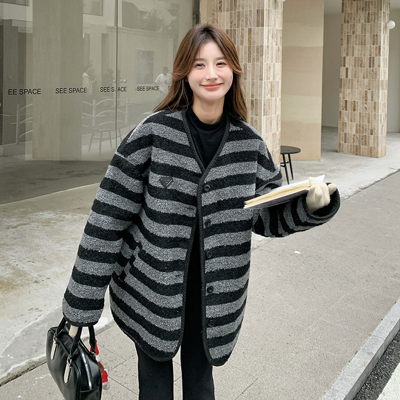 条纹毛呢外套冬季女2024新款小个子加棉气质单排扣短款厚呢大衣,女装皮草,浙宝099
