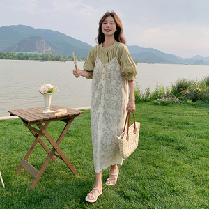 夏季连衣裙女2025新款森系泡泡袖休闲温柔风叠穿蕾丝吊带裙图片