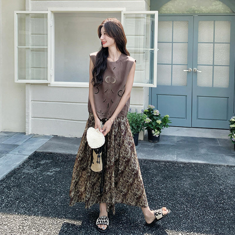 夏日绝美穿搭套装女2025新款高级感时尚镂空上衣碎花半身裙两件套,女装连衣裙,浙宝099