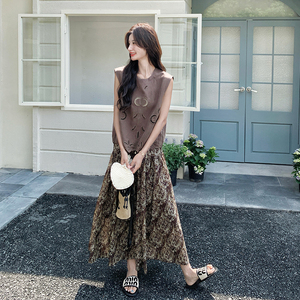 夏日绝美穿搭套装女2025新款高级感时尚镂空上衣碎花半身裙两件套图片