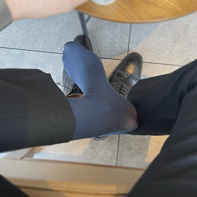 男士黑色透气丝滑防勾丝中筒袜