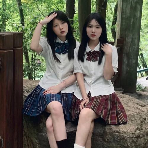 甜辣妹收腰短袖白衬衫配百褶格裙