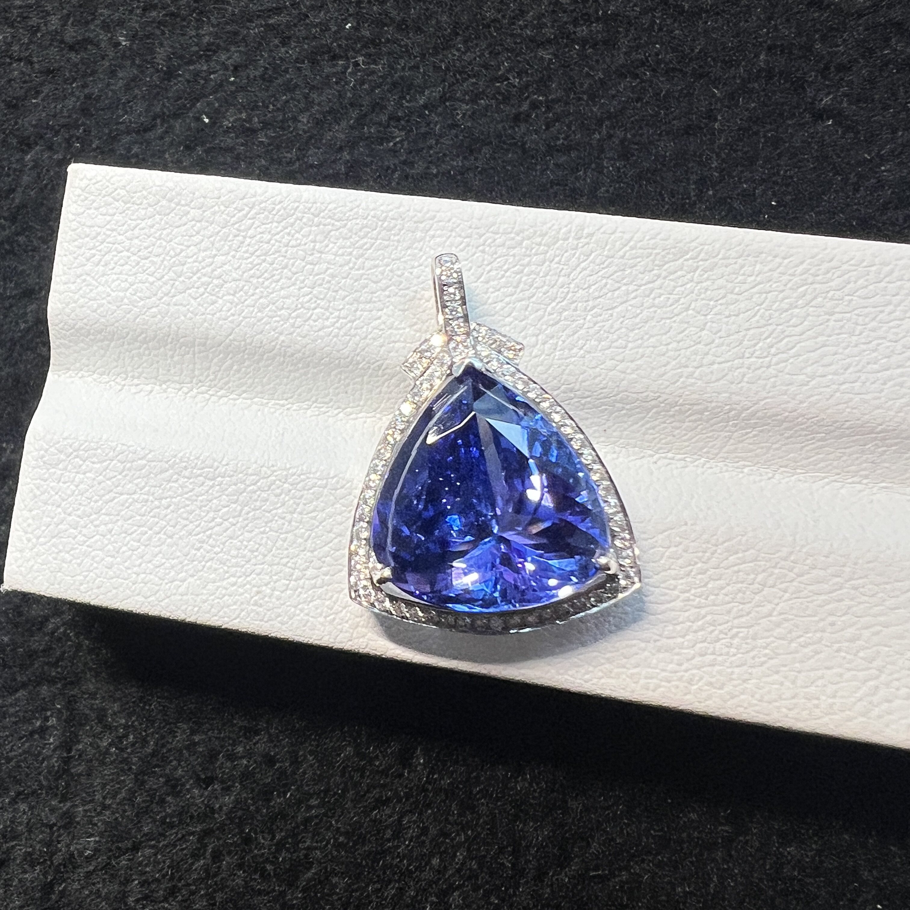 8.58ct蓝色坦桑石吊坠三角形矢车菊色透亮全净配钻石0.242ct