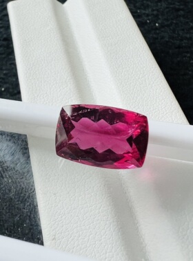 5.54ct红色碧玺长枕形精切玻璃体8.9*13.2mm