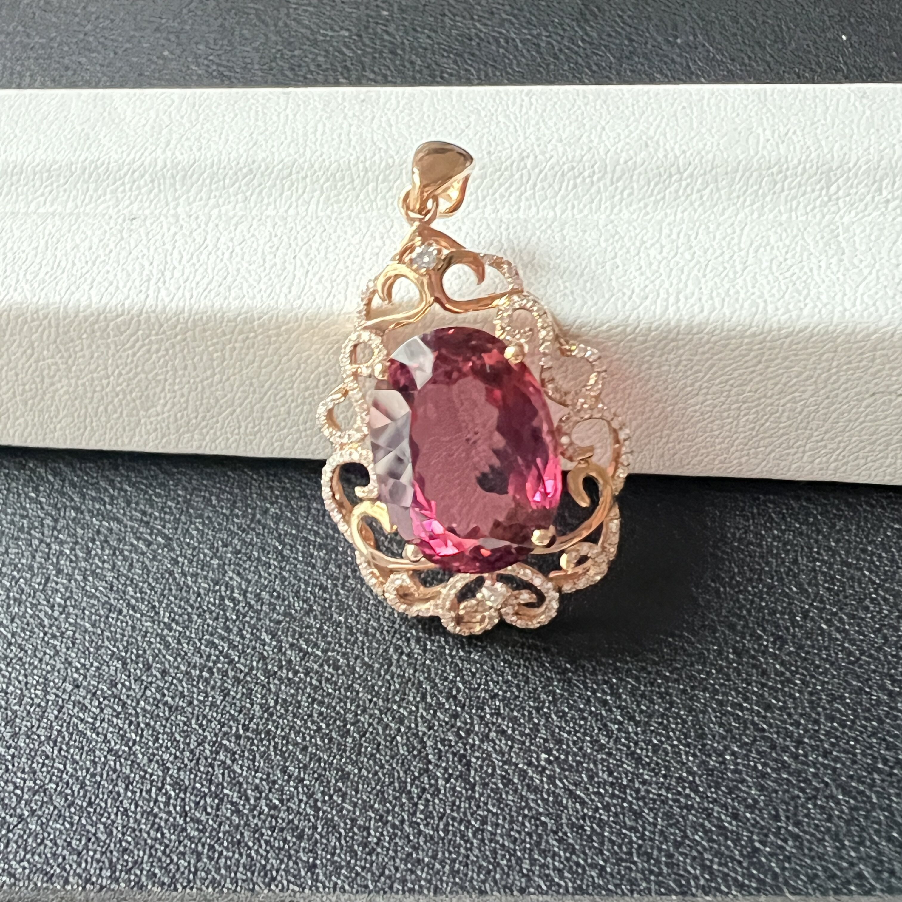 日出色红18k金碧玺吊坠11.04ct精切全净体碧玺豪华镶副石0.329ct