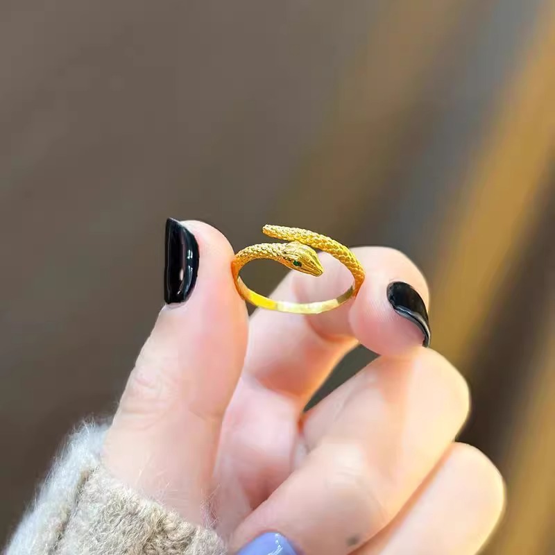 黄金小灵蛇戒指女小众设计轻奢小众金包银戒指生肖蛇形本命年指环