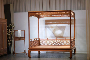 缅花复刻原物为明末清初紫檀有束腰马蹄足四柱灯笼锦围子架子床