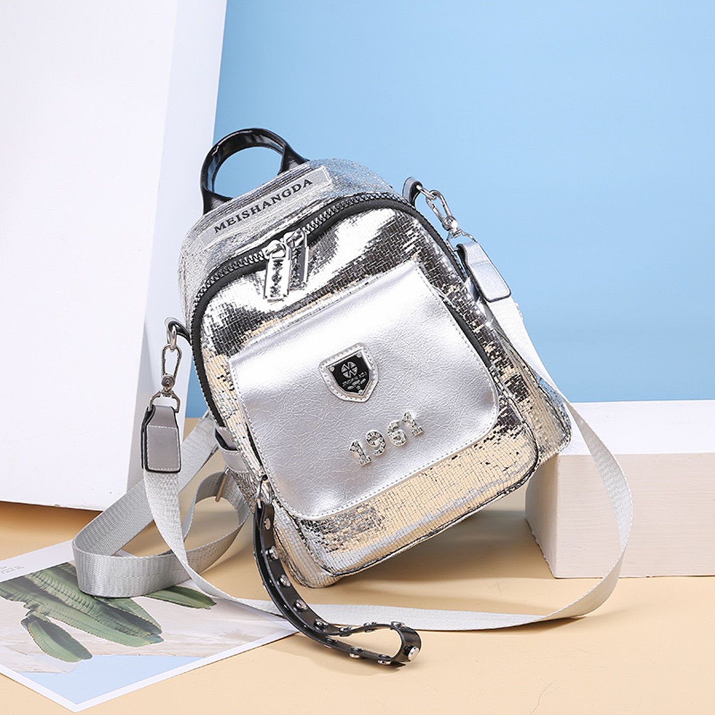 超火的双肩包女士2026新款时尚亮片小背包潮流百搭肩挎两用旅行包