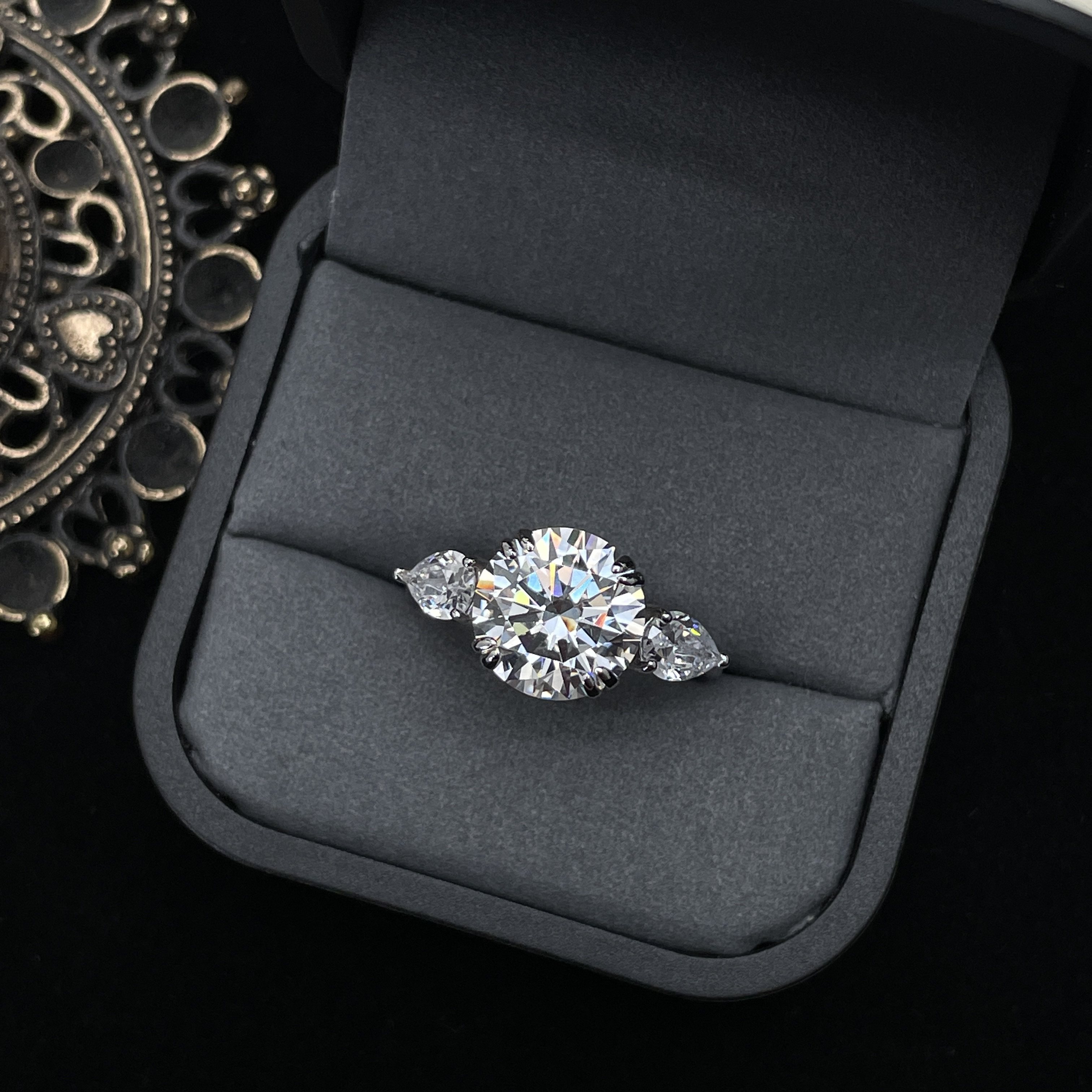 轻奢欧美蛋形5克拉高碳钻纯银925戒指三石水滴形时尚简约钻戒女,饰品/流行首饰/时尚饰品新,戒指/指环,淘宝优惠券,粉丝福利购,淘宝优惠卷